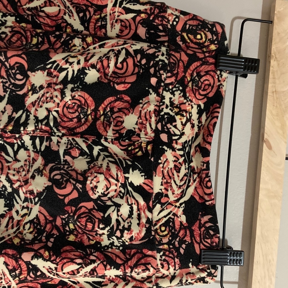 LuLaRoe Kids Leggings - Floral Black and Red - Picture 4 of 6